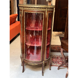 Vitrine de style Louis XV en placage et 