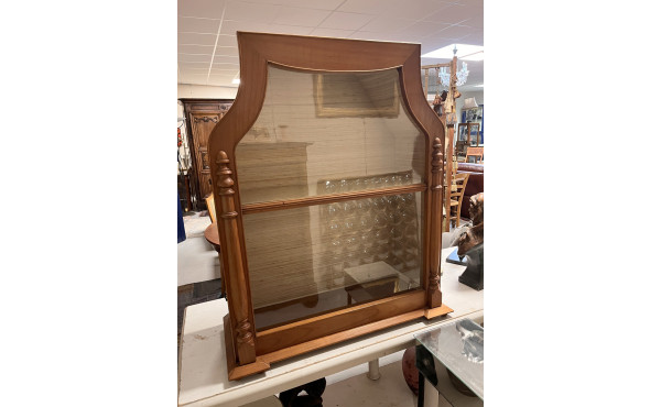 Vitrine en bois fruitier ouvrant à une p