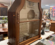 Vitrine en bois fruitier ouvrant à une p