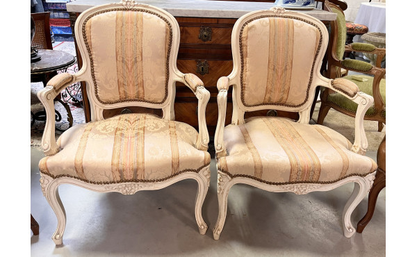 Paire de fauteuils cabriolets style Loui