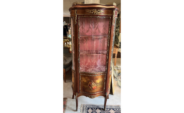 Vitrine de style Louis XV en placage et 