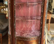 Vitrine de style Louis XV en placage et 