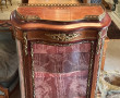 Vitrine de style Louis XV en placage et 