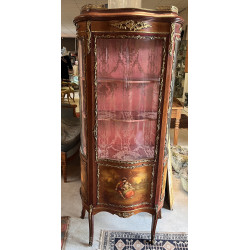 Vitrine de style Louis XV en placage et 