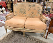 Canapé de style Louis XVI en bois laqué 