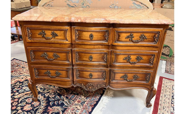 Commode de style Louis XV en bois nature