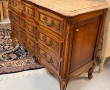 Commode de style Louis XV en bois nature