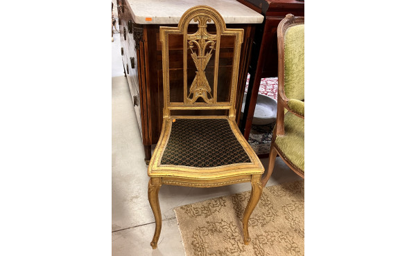 Chaise en bois doré à décor de rang de p
