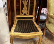 Chaise en bois doré à décor de rang de p