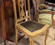 Chaise en bois doré à décor de rang de p
