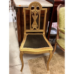 Chaise en bois doré à décor de rang de p