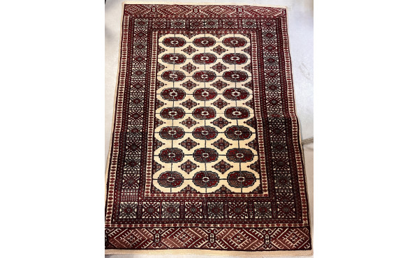 Tapis en laine dans les tons beige et ro