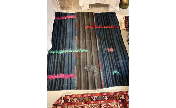 Tapis kilim en laine dans les tons bleu 