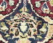 Tapis en laine dans les tons rouges, ble