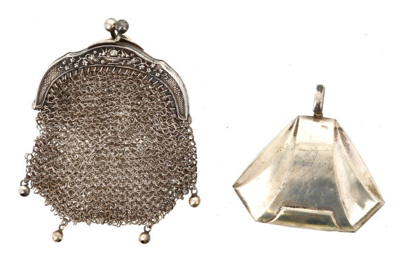 Hochet et petit porte-monnaie en maille,
