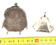 Hochet et petit porte-monnaie en maille,