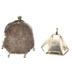 Hochet et petit porte-monnaie en maille,