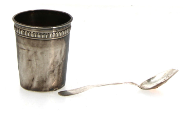 Timbale et petite cuillère en argent min