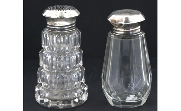 Deux saupoudreuses en verre moulé, bouch