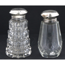 Deux saupoudreuses en verre moulé, bouch