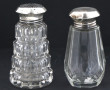 Deux saupoudreuses en verre moulé, bouch