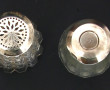 Deux saupoudreuses en verre moulé, bouch