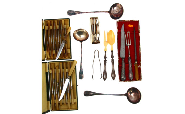 Lot comprenant : 12 fourchettes à escarg