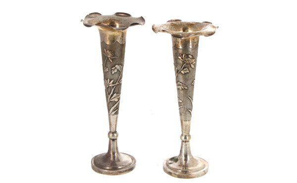Paire de vases cornets asiatiques en arg