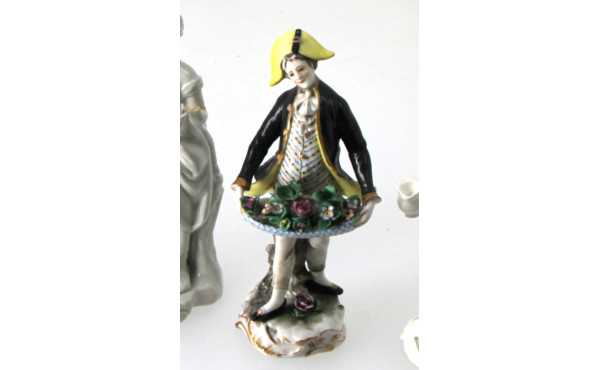 Lot de 4 figurines en porcelaine (accide