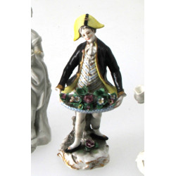 Lot de 4 figurines en porcelaine (accide