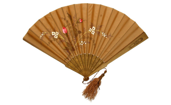 Eventail ancien en bois clair et soie pe