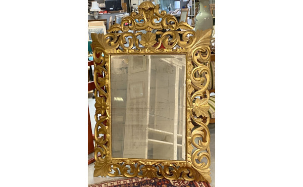 Miroir en bois sculpté et ajouré, doré à