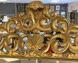 Miroir en bois sculpté et ajouré, doré à