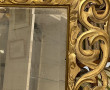 Miroir en bois sculpté et ajouré, doré à