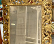 Miroir en bois sculpté et ajouré, doré à