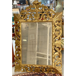 Miroir en bois sculpté et ajouré, doré à