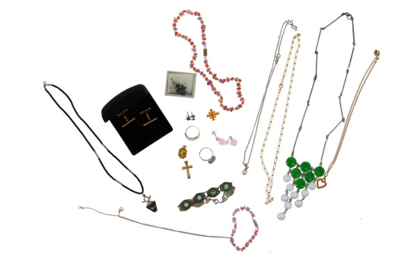 Lot de bijoux fantaisie dont colliers, c