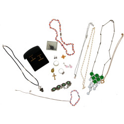 Lot de bijoux fantaisie dont colliers, c