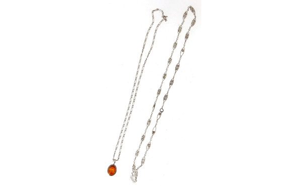 Pendentif en argent et ambre, sur chaîne