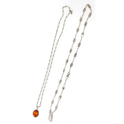 Pendentif en argent et ambre, sur chaîne