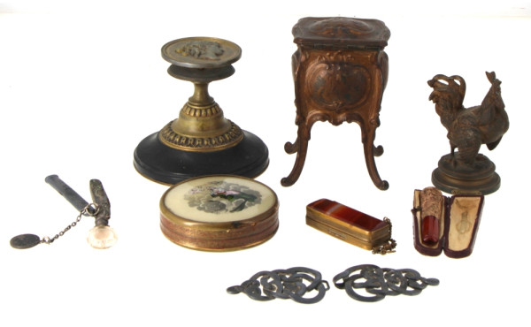 Lot de petits objets anciens : sujet co
