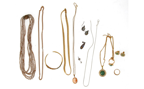 Lot de bijoux fantaisie dont joli bracel