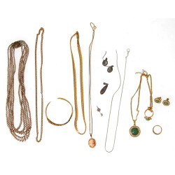 Lot de bijoux fantaisie dont joli bracel