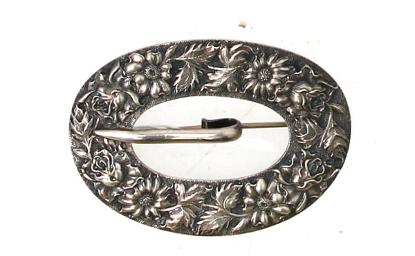 Boucle broche en argent à décor floral, 
