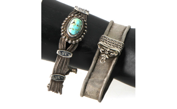Deux bracelets anciens en argent, l'un p