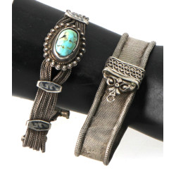 Deux bracelets anciens en argent, l'un p