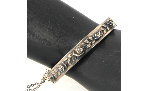 Bracelet jonc ouvrant en argent, à décor