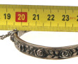 Bracelet jonc ouvrant en argent, à décor