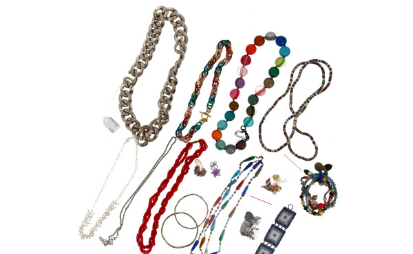 Lot de 4 colliers fantaisie dont AMPCP à