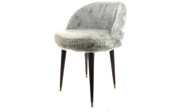 Petite chaise recvouverte de fausse four
